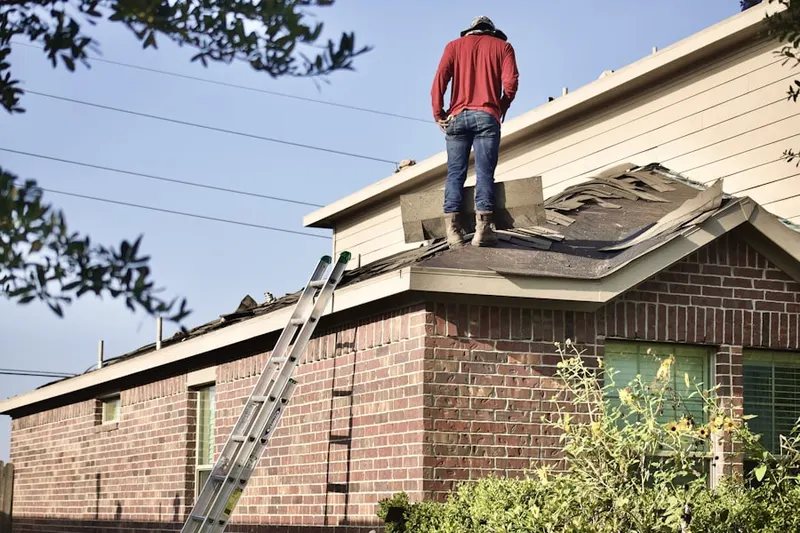 Professional roofer working on a residential roof in Entro